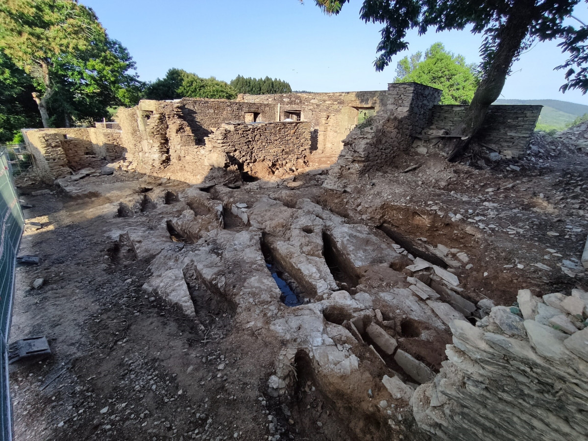Descubren en Castroverde (Lugo) una necrópolis medieval con más de 20 tumbas